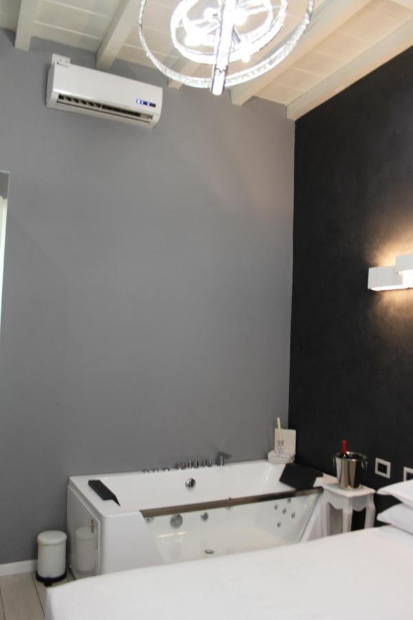 Jacuzzi Apartament By Parmacentro B&B Экстерьер фото