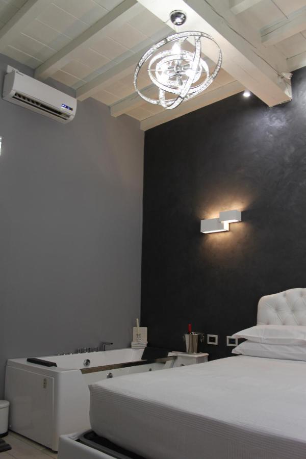 Jacuzzi Apartament By Parmacentro B&B Экстерьер фото